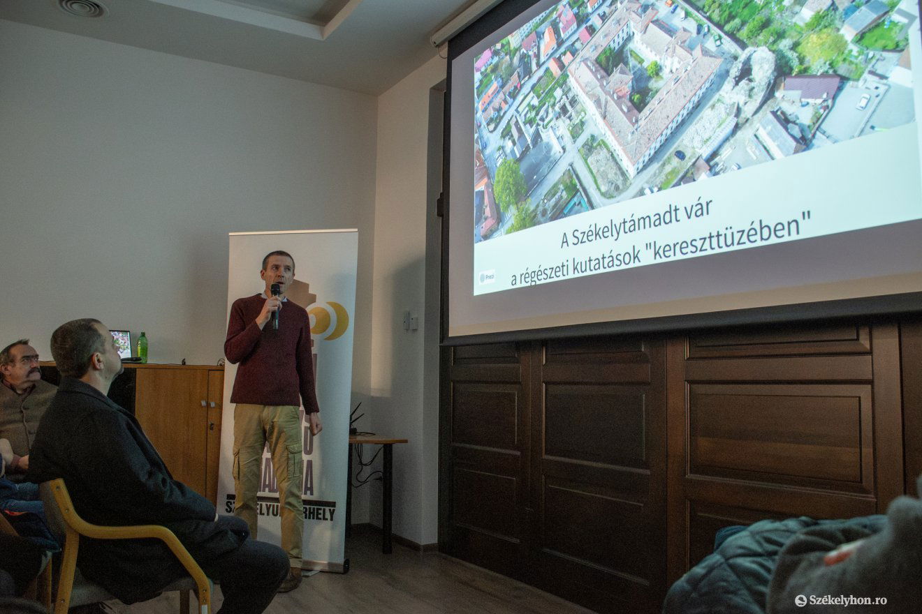 Sófalvi András, a Haáz Rezső Múzeum régésze bemutatta a vár történetét és a kutatások eredményeit • Fotó: László Ildikó