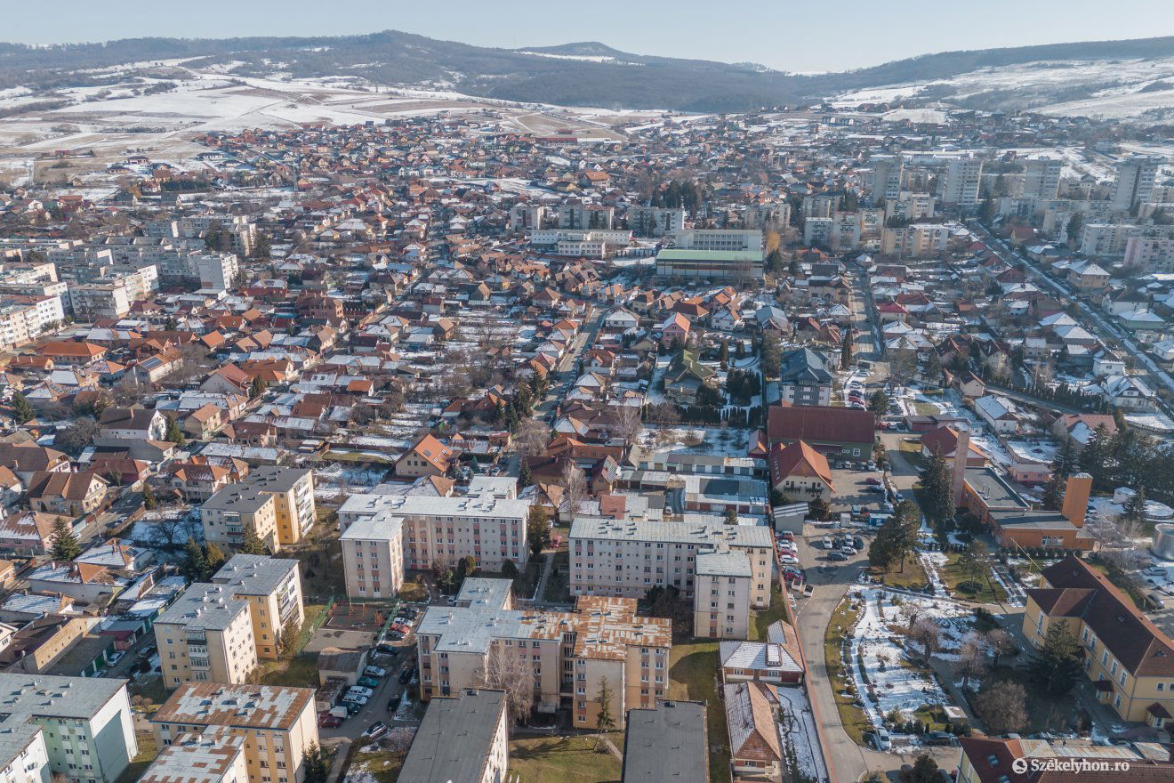 A magánúton elvégeztetett szigeteléseket eltávolítja a kivitelező •  Fotó: Pinti Attila