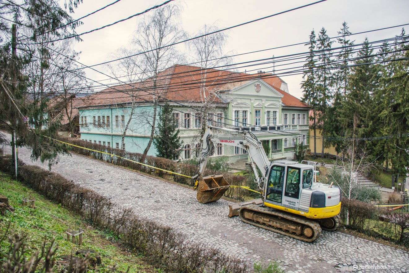 Befejezték a gödrök betömését, és jövő héten folytatják a belső alátámasztásokat •  Fotó: László Ildikó