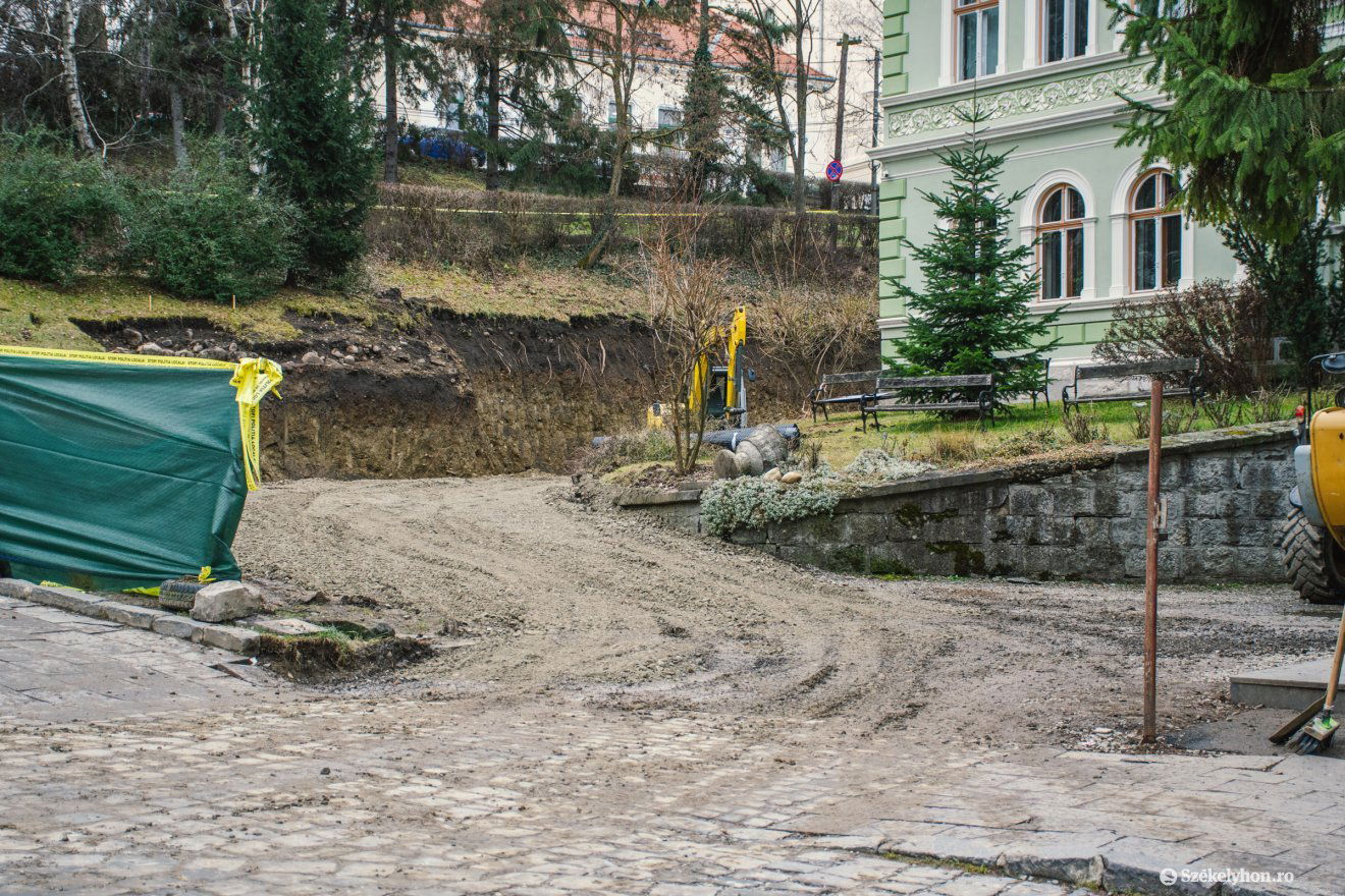 Az omlás előtt kiásott sánc betömésével kezdődött az állagmegőrzés •  Fotó: László Ildikó