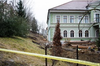 Eltakarították a romokat, elkészült az ideiglenes tető a gimnázium bentlakásánál