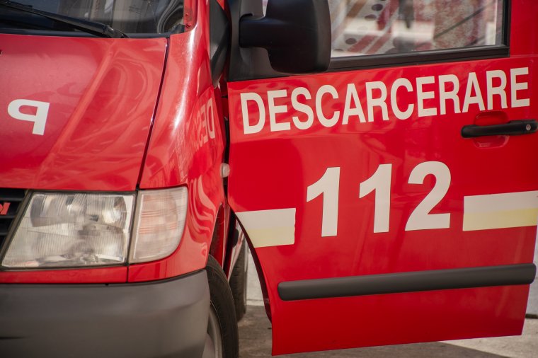 Épületnek csapódott egy autó Székelyudvarhelyen, a sofőrt eszméletlenül szállították kórházba