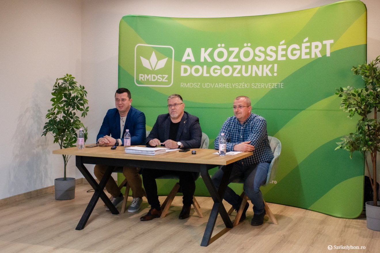 Előválasztási bizottság. Egyelőre minden rendben •  Fotó: László Ildikó