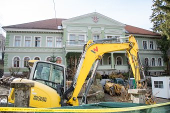 Bírsággal sújtották a székelyudvarhelyi városháza vezetőségét a bentlakásépület összeomlásával összefüggésben