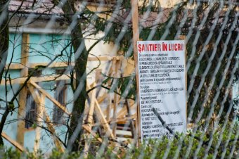 Elkezdik a bontást a részben összeomlott székelyudvarhelyi bentlakásnál