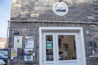 Mesekönyvet mutatnak be a székelyudvarhelyi könyvtárban