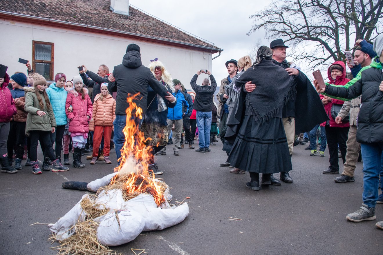 Maskarások, táncosok és zeneszó tölti meg Alsósófalva utcáit a Hargita Megyei Farsangbúcsúztatón