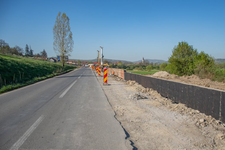 Látványos a munka a 137-es megyei úton, a megyei tanács elnöke mégis aggódik