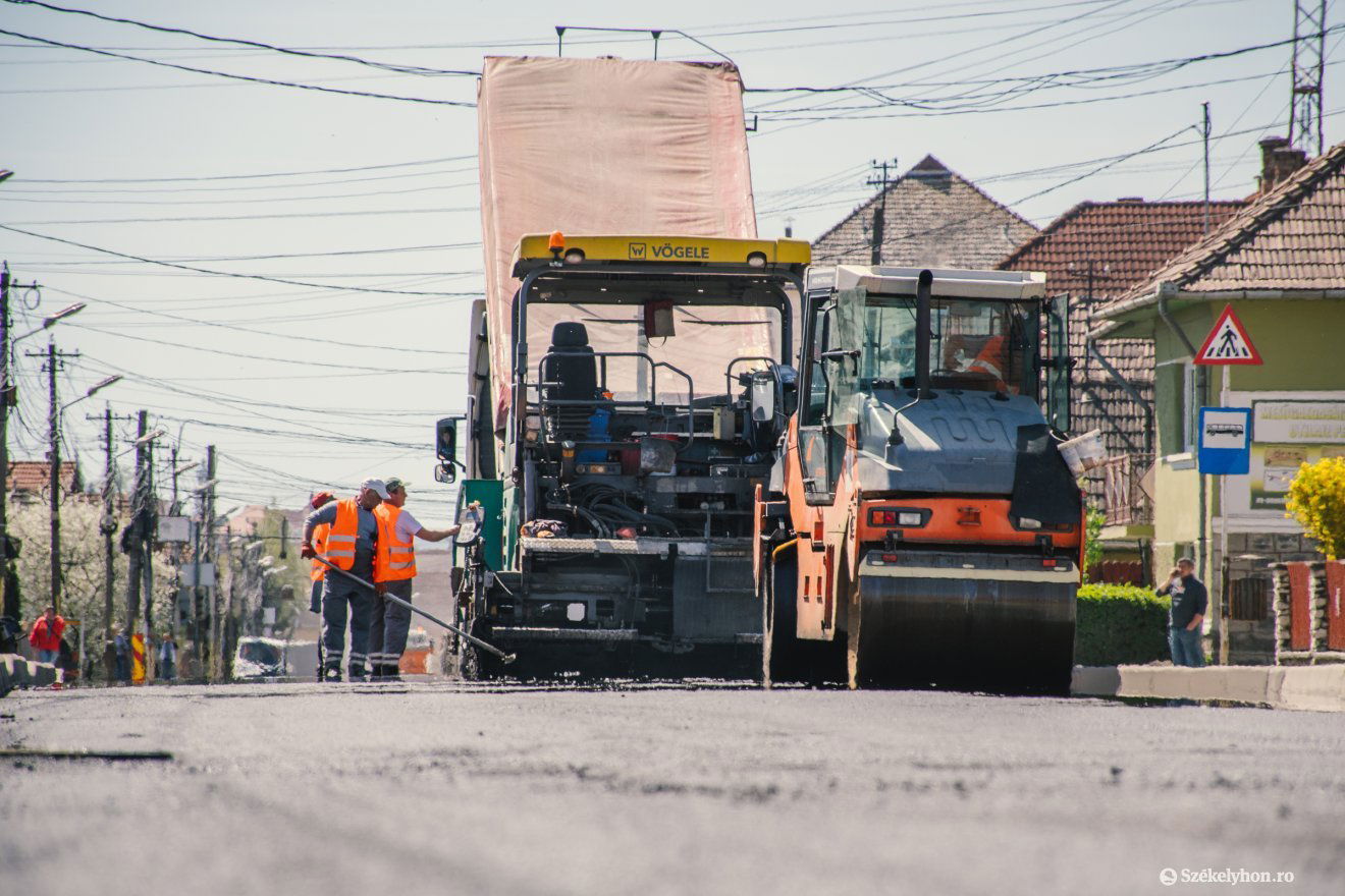 Sok mérgelődéssel járt, míg végre aszfalt került a székelyudvarhelyi Bethlenfalvi útra •  Fotó: László Ildikó
