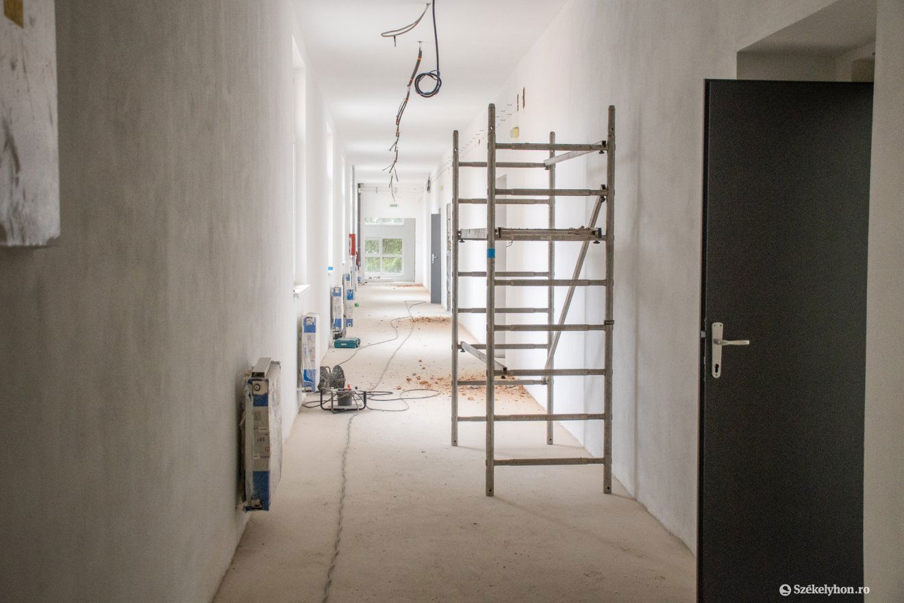 Az ajtó már a helyén, lámpa is kerül a plafonra és még egy kis színt is kap a folyosó fala •  Fotó: László Ildikó