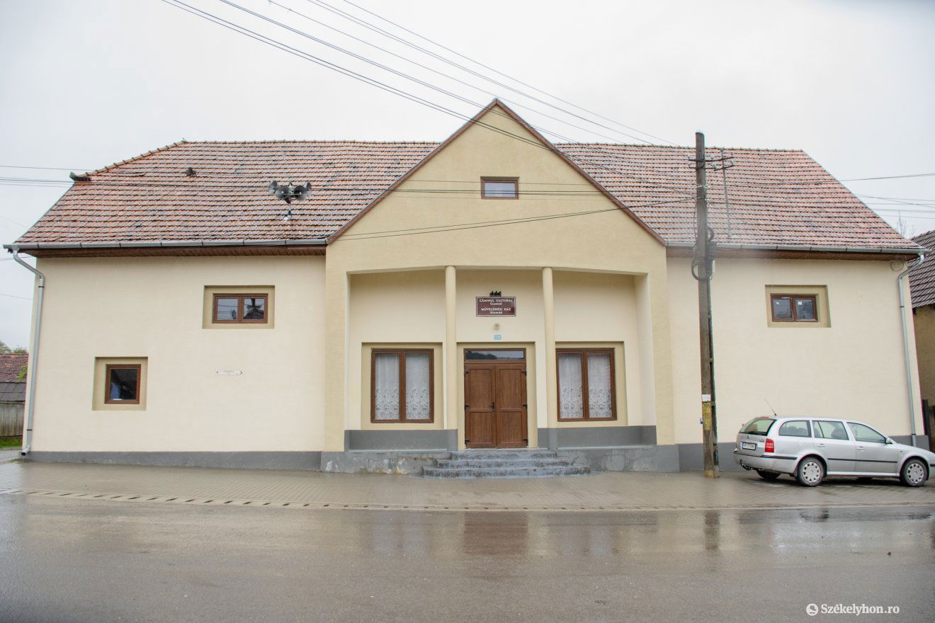 Zajlik a munka a siklódi kultúrotthonban, amelyet újra közösségi házzá alakítanak •  Fotó: László Ildikó