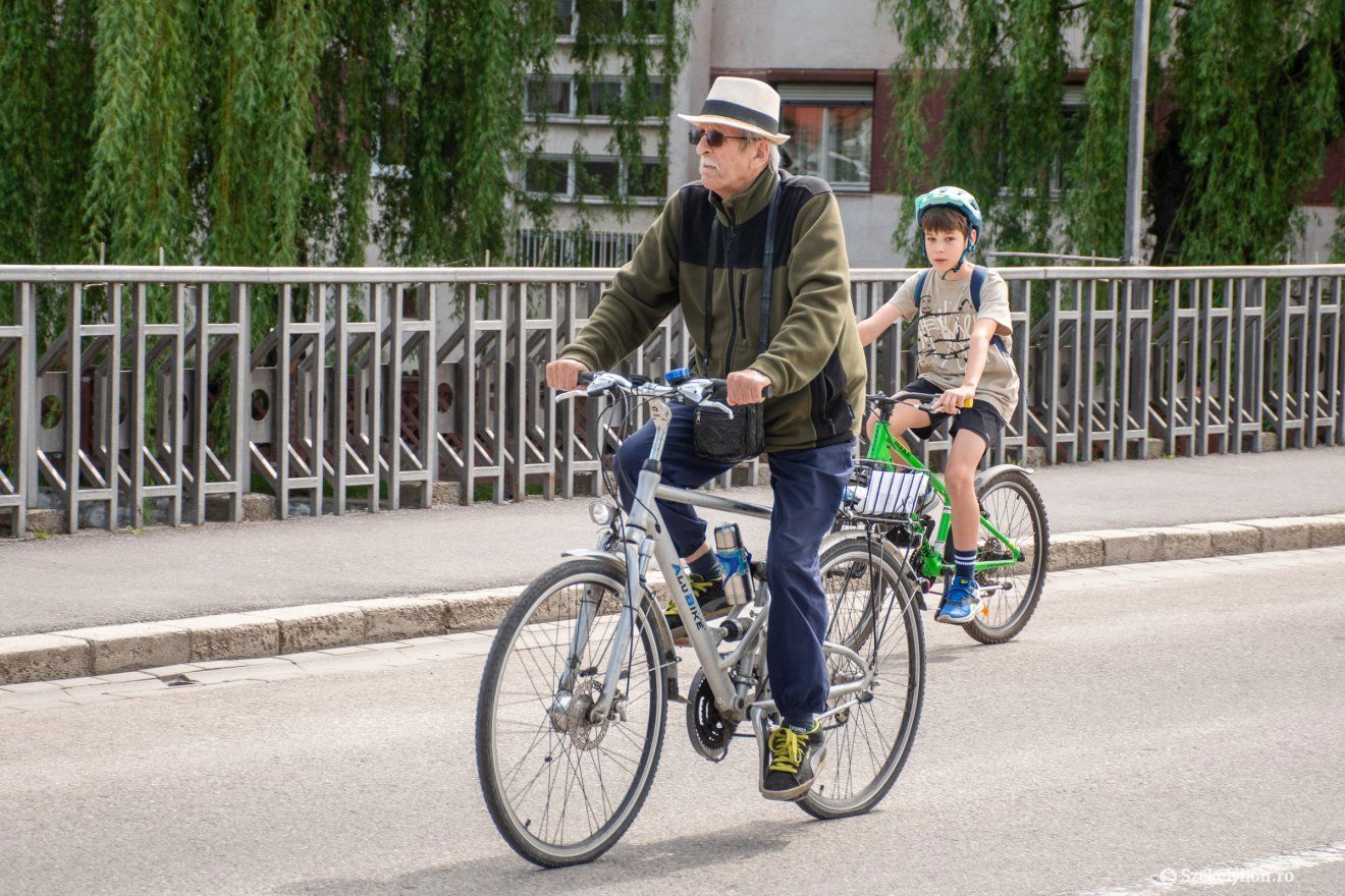 Kortól függetlenül kerékpárral igyekeztek a székelyudvarhelyiek a majálisra •  Fotó: László Ildikó