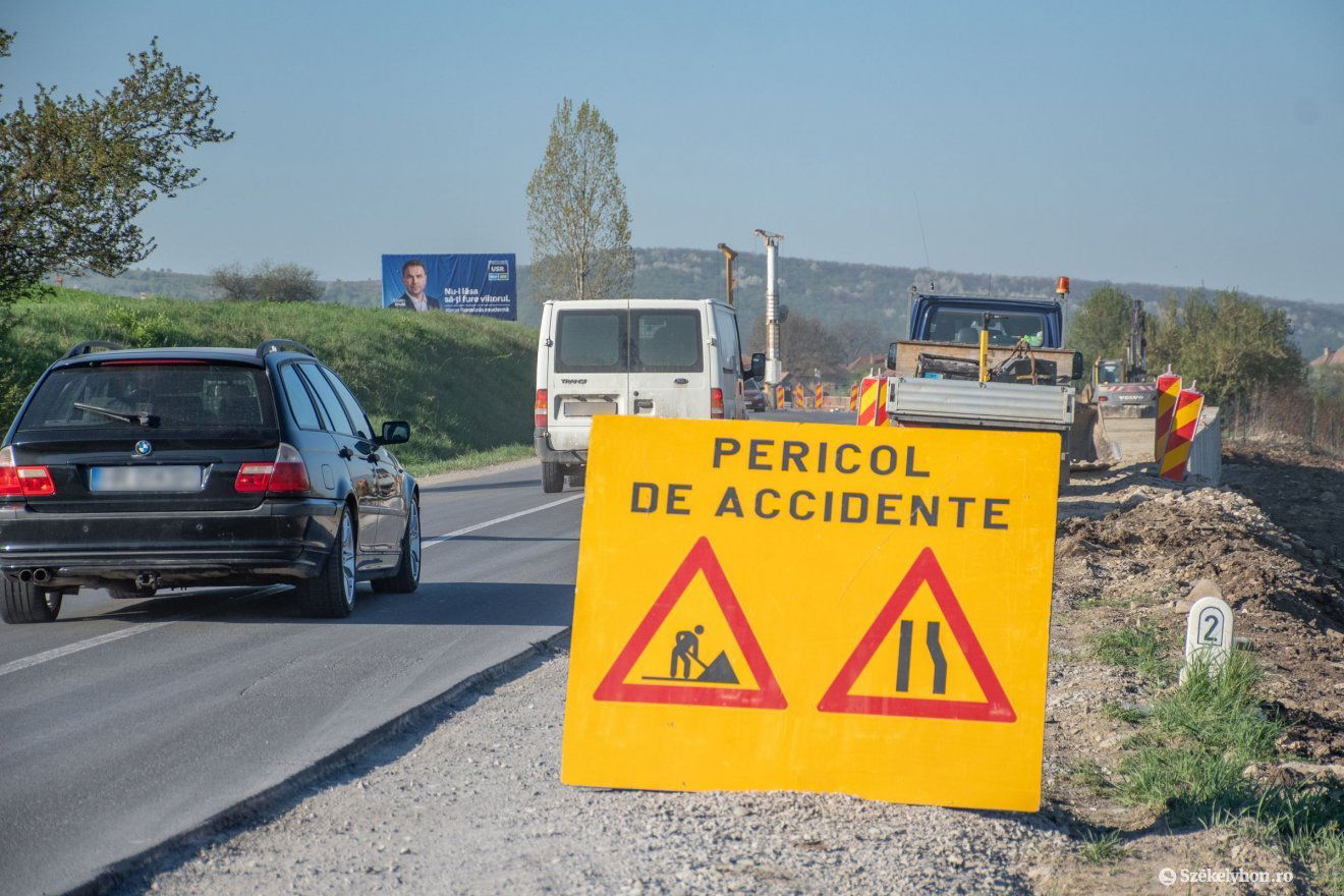 Érdemes figyelmesen közlekedni a 137-es megyei úton, hiszen gőzerővel zajlik az útfelújítás •  Fotó: László Ildikó