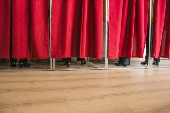 Többszörös szavazásra való kísérlet, pártok által szervezetten szállított szavazók – gyűlnek a választási incidensek