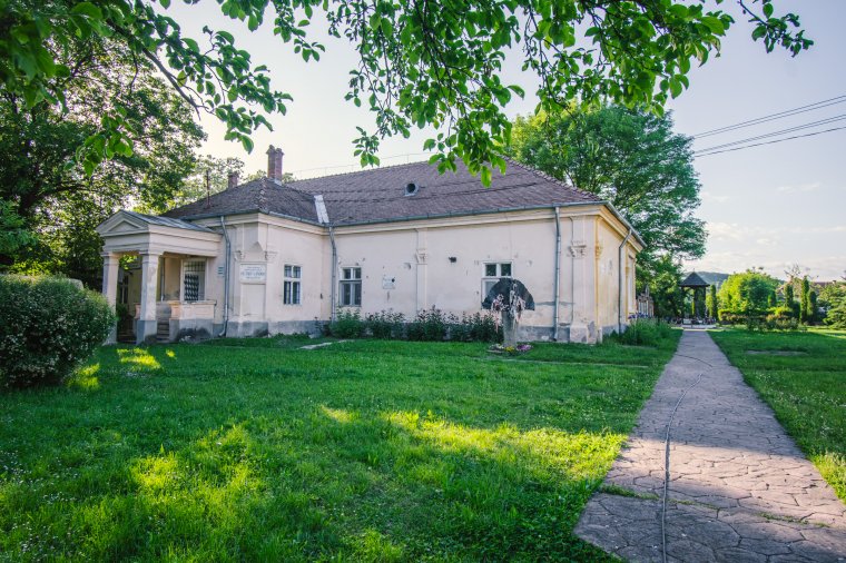 Újra láthatók lesznek a falfreskók, ismét lesz tornáca a Gyárfás-kúriának