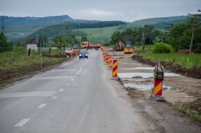 A munka gyorsan, az autók lassan haladnak a Nagy-Küküllő mentén