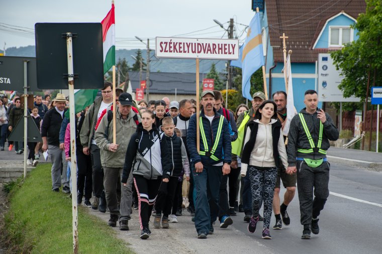 „A bűnbánat nem lefokoz, hanem felemel” – elindult Csíksomlyóra a több mint félezres udvarhelyi keresztalja