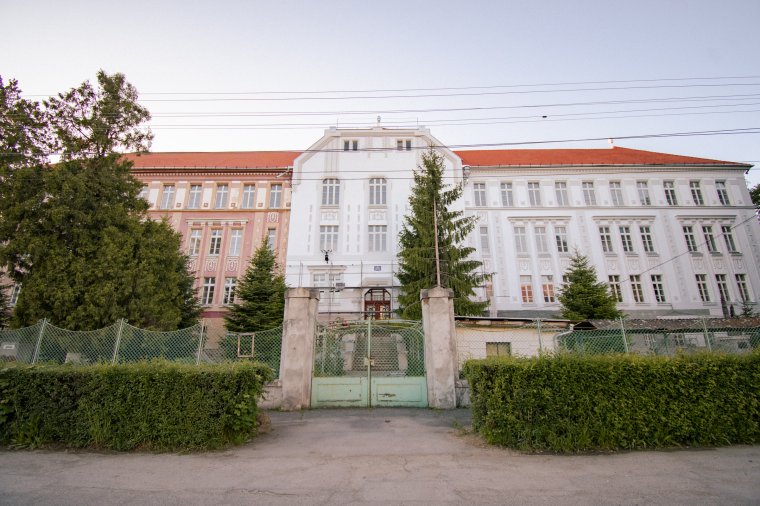 Kezdi visszanyerni eredeti színét a Zeyk Domokos Szakközépiskola épülete