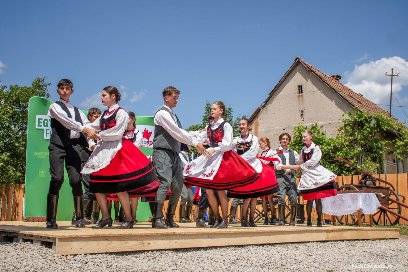 A színpadon a Forgórózsa néptánccsoport •  Fotó: László Ildikó