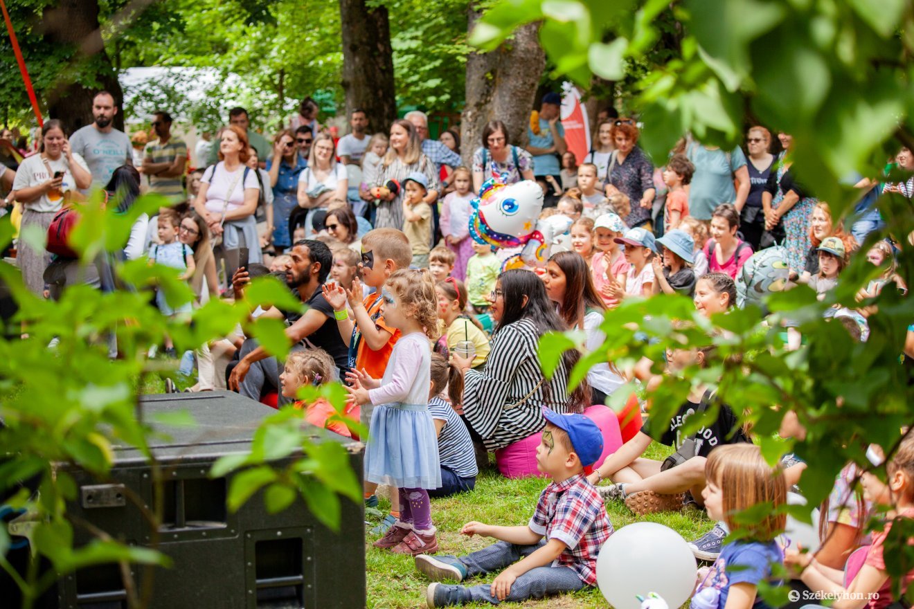 Megtelt élettel a városi park •  Fotó: Csató Andrea