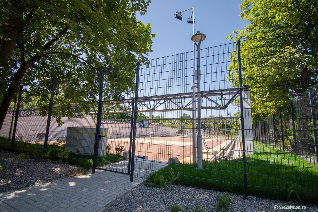 Köztéri világítással és kamerákkal is felszerelték a sportpályát •  Fotó: László Ildikó
