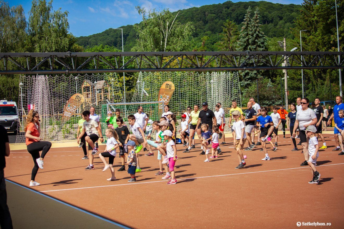 Kicsik és nagyok együtt tesztelték le a sportpályát vasárnap, a családi olimpián •  Fotó: Csató Andrea