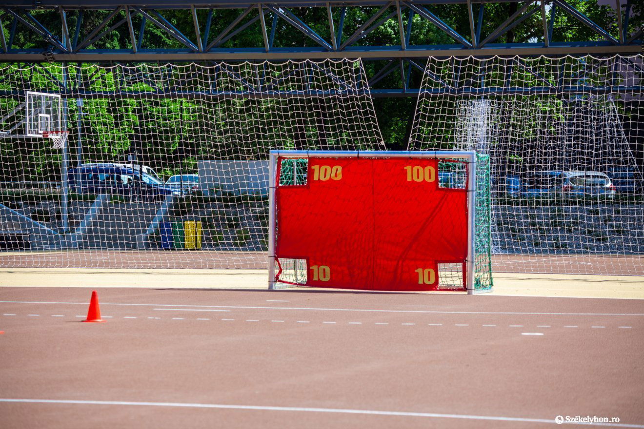 Hálókkal elválasztva a játékteret több csapat is használhatja egyszerre •  Fotó: Csató Andrea
