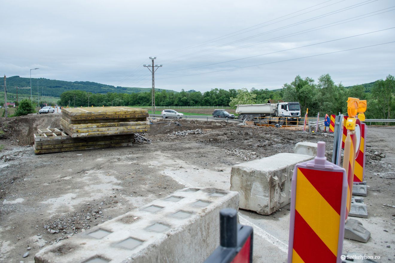 Gőzerővel dolgozik a kivitelező, emiatt pedig útlezárást útlezárás követ •  Fotó: László Ildikó