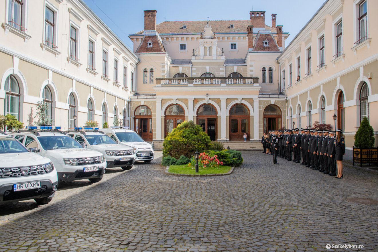 Tíz évnyi munka után sorakoztak fel a helyi rendőrök a városháza udvarán •  Fotó: László Ildikó
