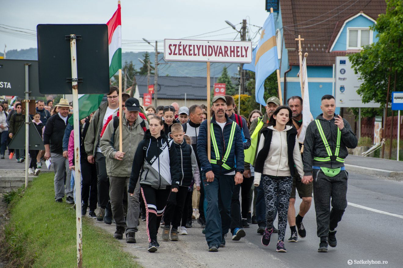 Népes keresztalja indult útnak pénteken kora reggel Székelyudvarhelyről a pünkösdi búcsúba. A mintegy hatszáz zarándok a Kis Szent Teréz-plébániánál gyülekezett, ahonnan a misét követően, rendezett sorokban, fegyelmezetten, énekelve haladt gyalogosan Csíksomlyó felé. •  Fotó: László Ildikó