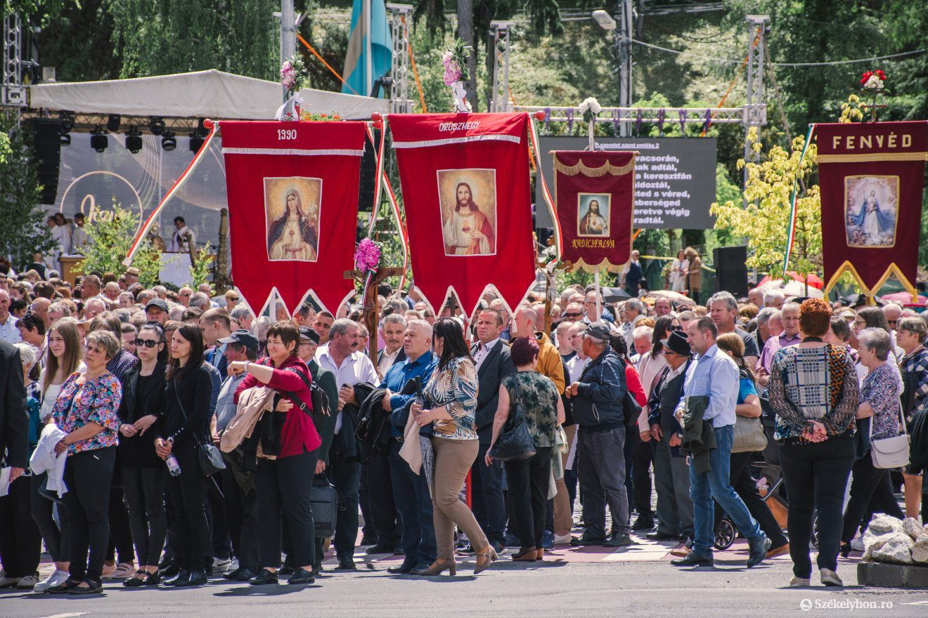 A környékbeli egyházközségek templomi zászlók alá rendeződve érkeztek •  Fotó: László Ildikó