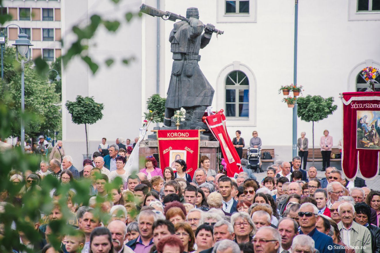 Az ünnepi szentmise idejére zsúfolásig megtelt a Márton Áron tér •  Fotó: László Ildikó