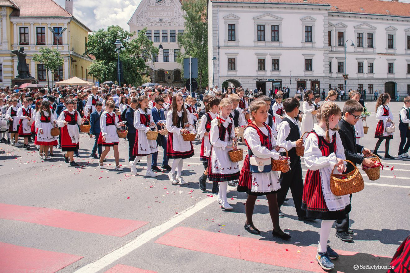 Az idén elsőáldozók virágszirmokkal szórták meg az körbehordozott Oltáriszentség útvonalát •  Fotó: László Ildikó