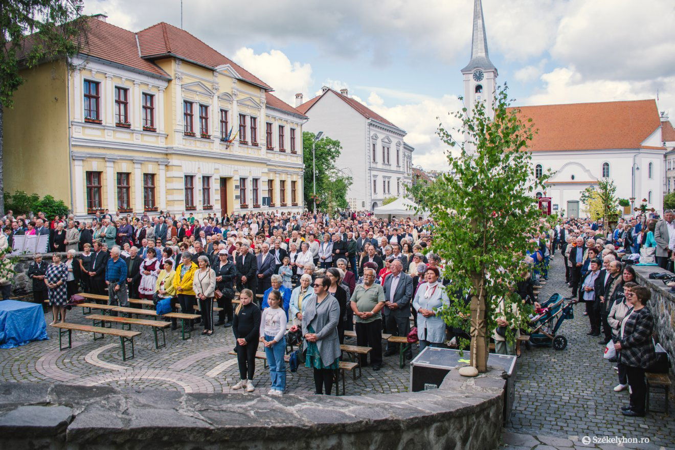 Többszázan gyűltek össze a Márton Áron téren tartott szentmisén •  Fotó: László Ildikó