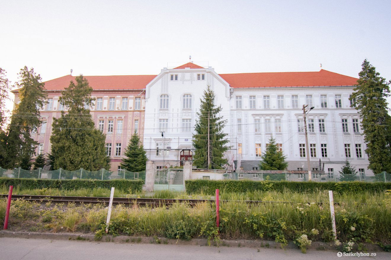 Tetszetős forma és szín. Jövőre mindenképp befejezik a felújítást •  Fotó: László Ildikó