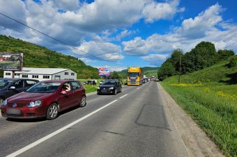 Több kilométeres kocsisor Székelyudvarhely határában
