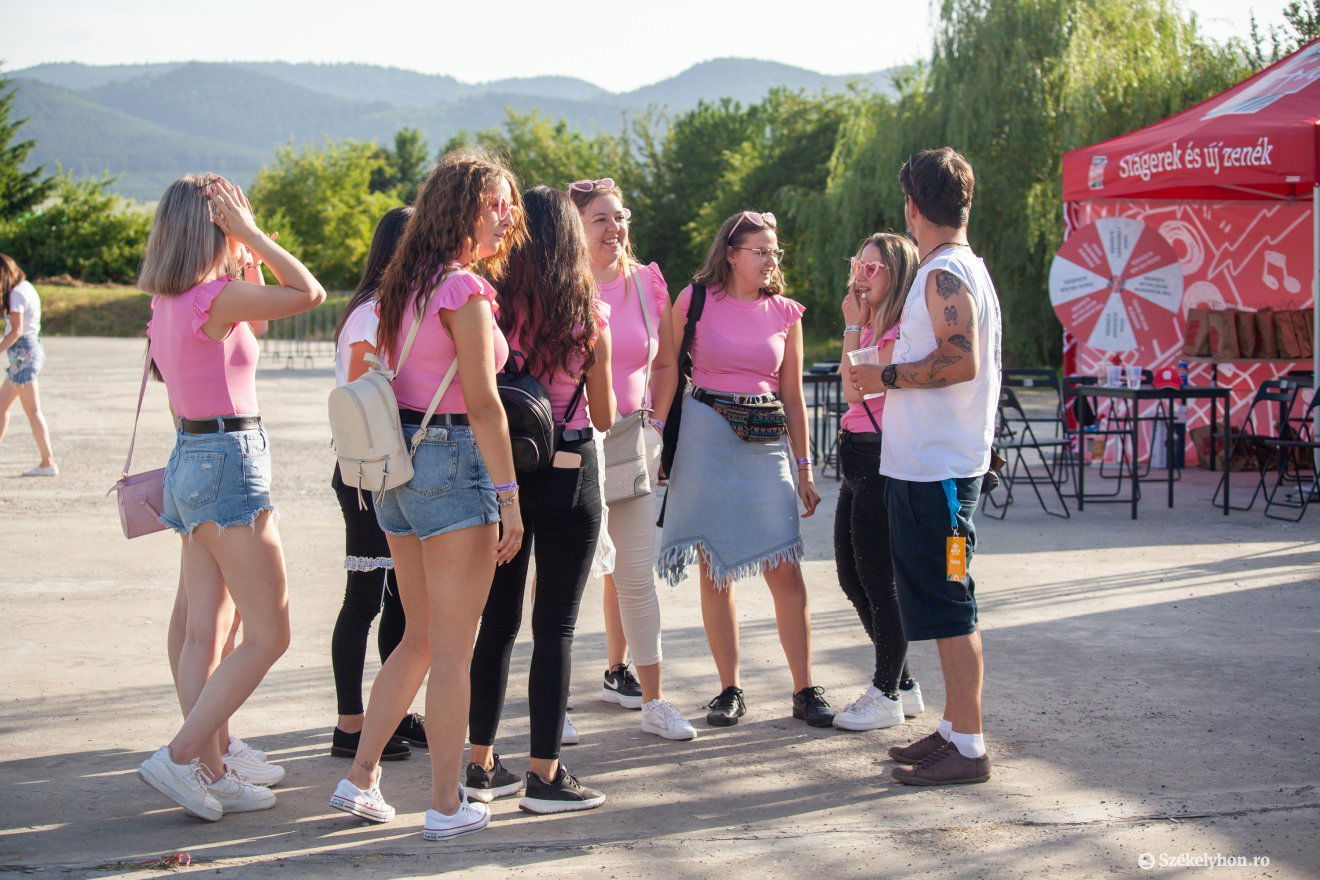 Sőt, egy lánybúcsús csapat is lerohanta a rádiósokat •  Fotó: Csató Andrea