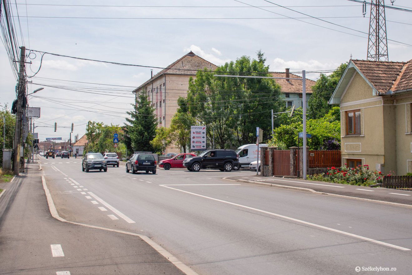 A Bethlenfalvi úton üzemen kívül helyezték a jelzőlámpát, így biztosítva a gördülékenyebb haladást •  Fotó: László Ildikó