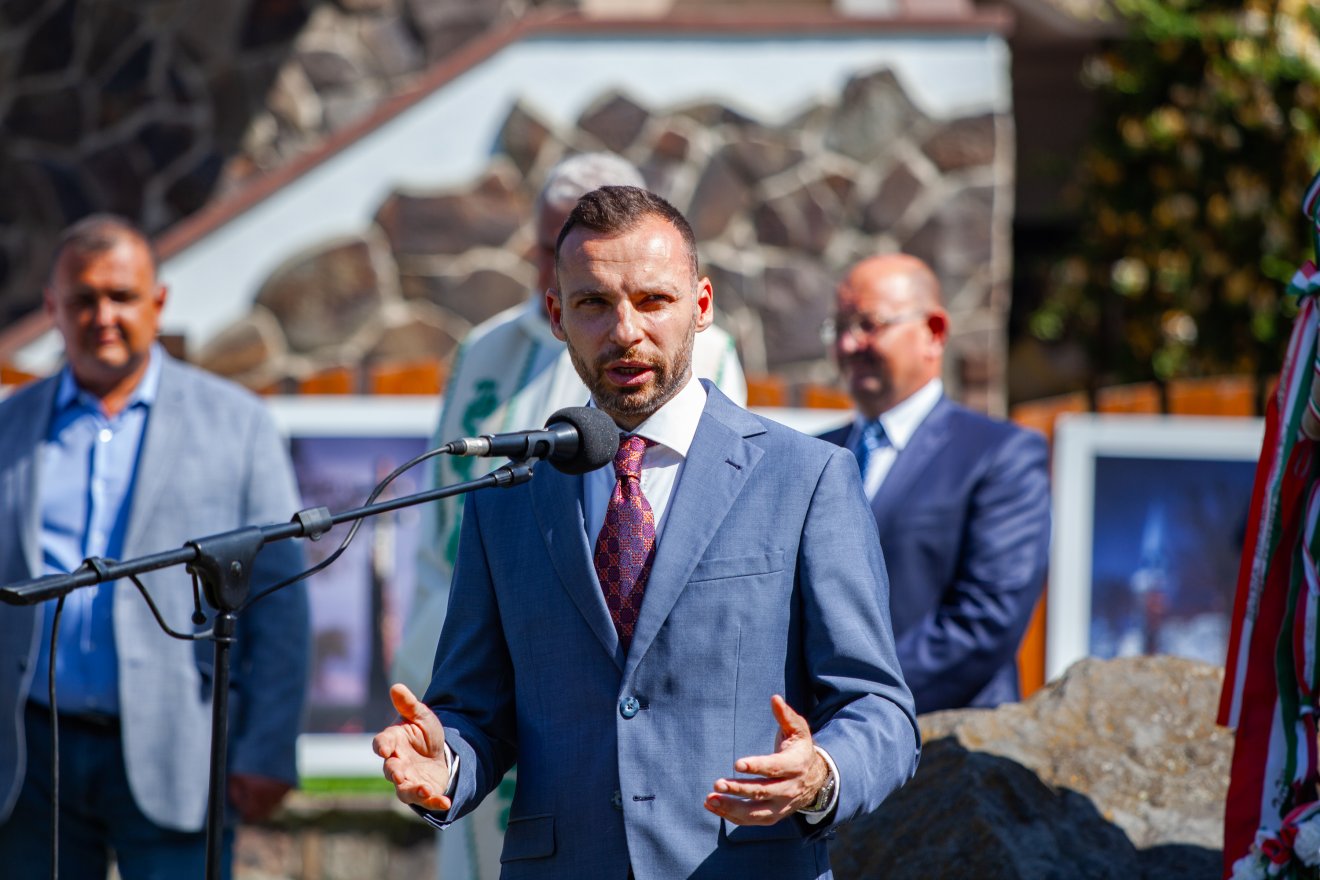 A mintás nyakkendő is belefér, ha harmóniában van az öltözet többi elemével •  Fotó: Csató Andrea