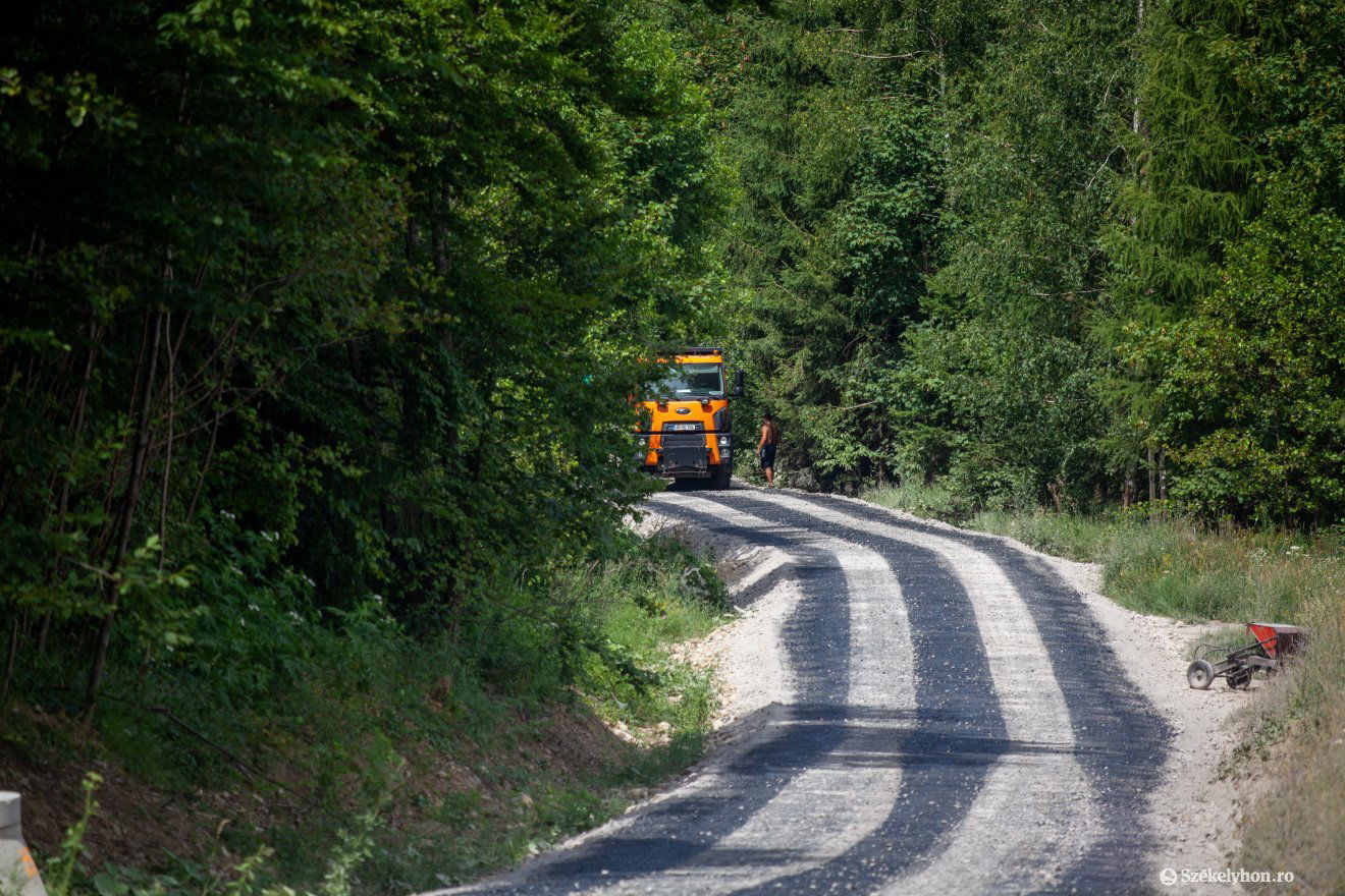 Terítik az alapréteg aszfaltot az elkerülőúton •  Fotó: Csató Andrea