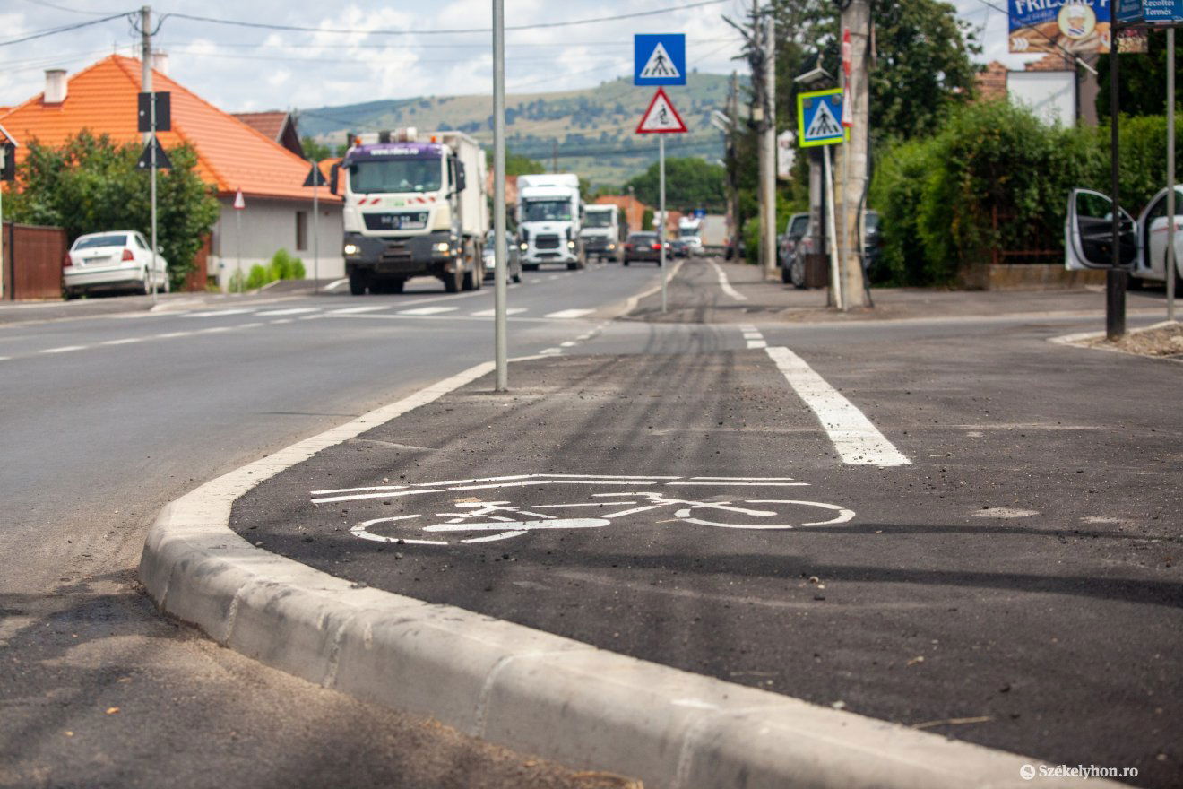 Néhol elfogy a biciklisáv, majd pár méter után újrakezdődik. Buszmegálló, járda, vagy a közút ilyenkor a lehetőség a közlekedés folytatására. •  Fotó: Csató Andrea