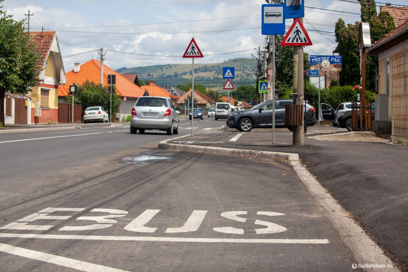 A Bethlenfalvi út mentén kialakított bicikliút hagy kívánni valót maga után •  Fotó: Csató Andrea