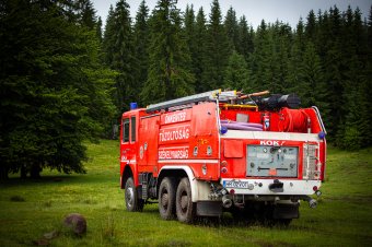 Bennégett egy ember egy épületben Székelyvarságon