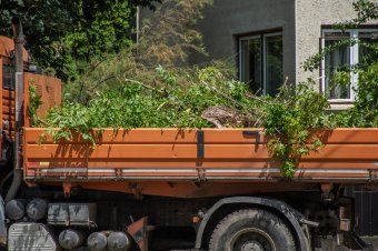 FRISSÍTVE – Több mint húsz megyében okoztak károkat a viharok, a vasúti közlekedés is leállt két szakaszon