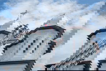 Pópákkal és tűzoltókkal a közelgő viharok ellen