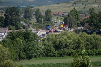 Aszfaltozzák a székelyszentléleki körforgalmat, nagyobb türelmi idővel kell számolni