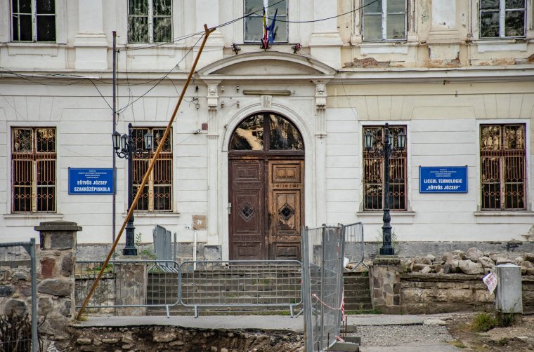 Életveszélyes iskolaépület miatt online zajlik az oktatás