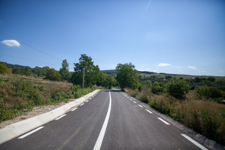 Aszfaltozott úton lehet eljutni Sándortelkére