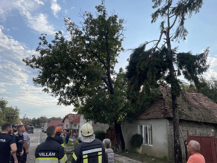Fákat döntött ki, tetőt rongált meg a vihar Székelykeresztúr térségében