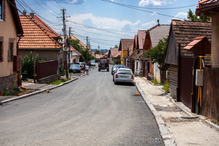 Hidakat szélesítenek, aszfaltot terítettek le Szentegyházán